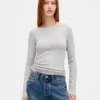 Camiseta moderna con cuello barco