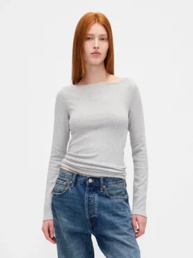 Camiseta moderna con cuello barco