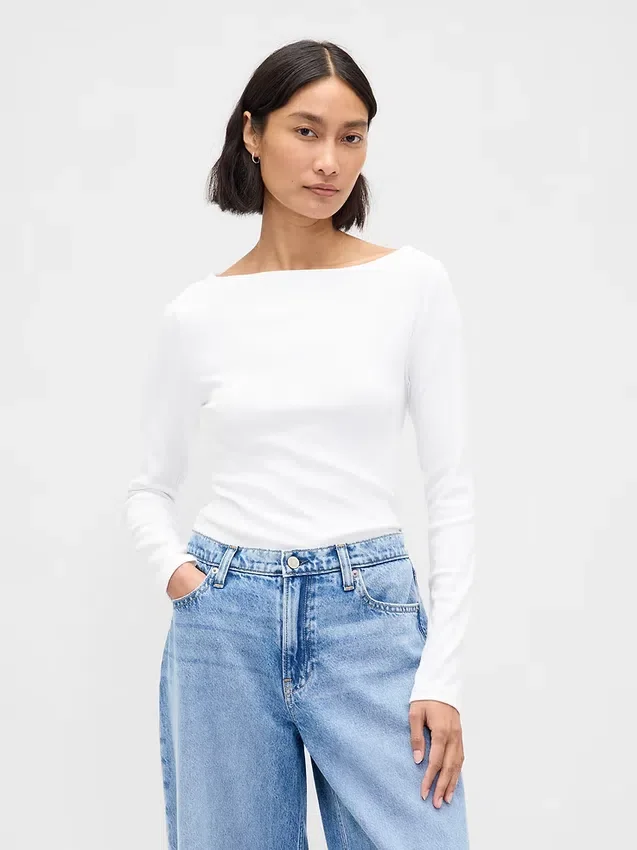 Camiseta moderna con cuello barco