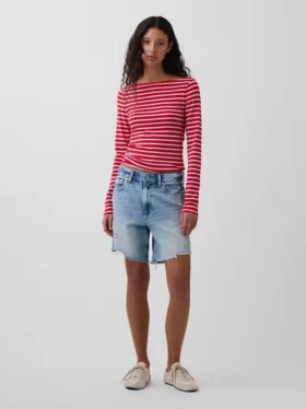 Camiseta moderna con cuello barco