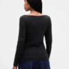 Camiseta moderna con cuello barco