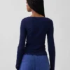 Camiseta moderna con cuello barco