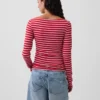 Camiseta moderna con cuello barco