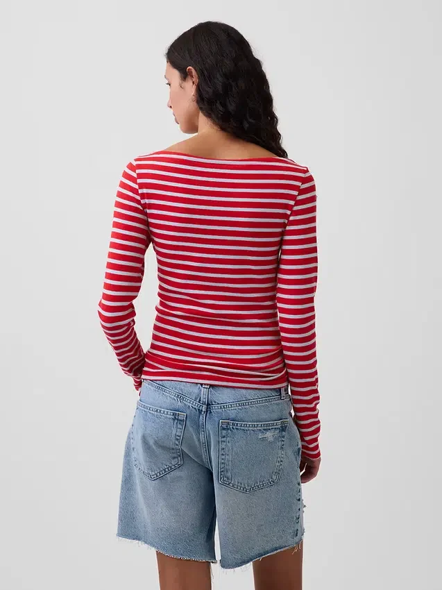 Camiseta moderna con cuello barco