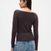 Camiseta moderna con cuello barco