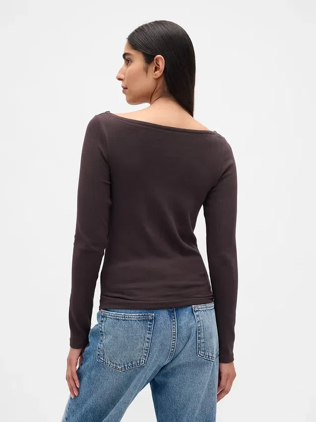 Camiseta moderna con cuello barco