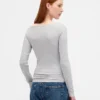 Camiseta moderna con cuello barco