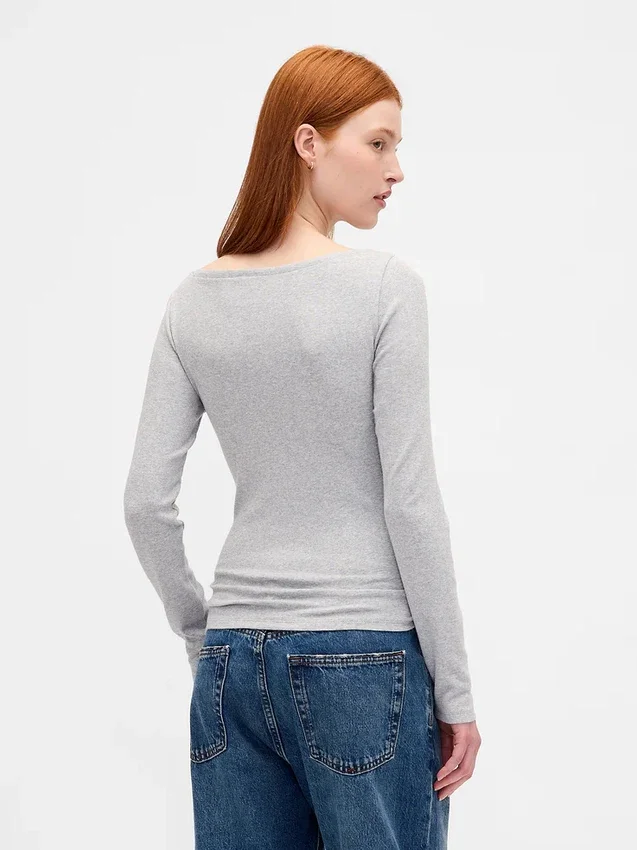 Camiseta moderna con cuello barco