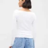 Camiseta moderna con cuello barco