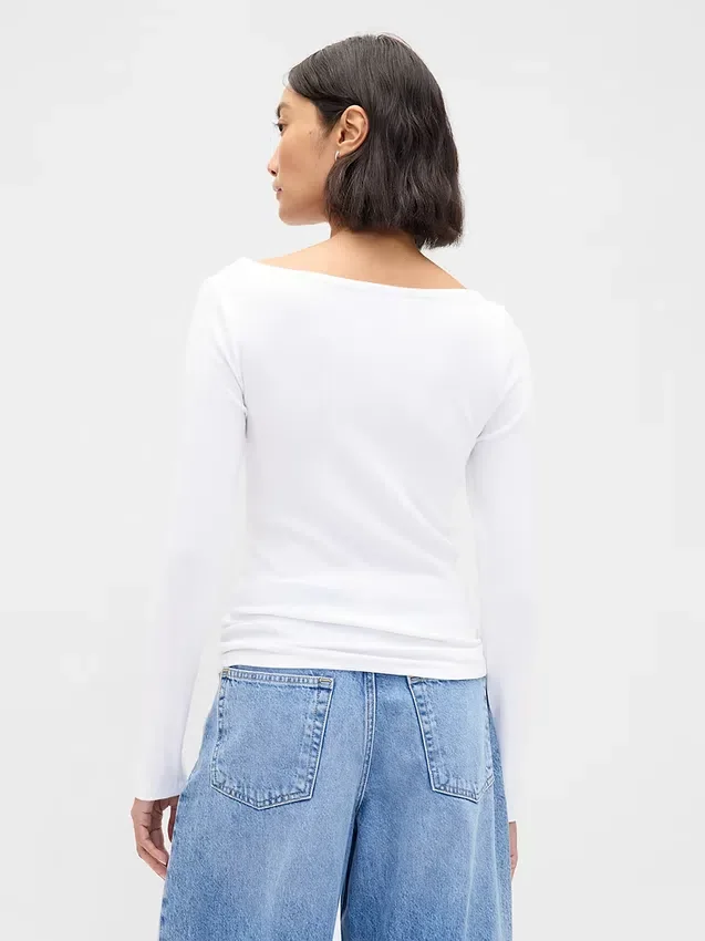 Camiseta moderna con cuello barco