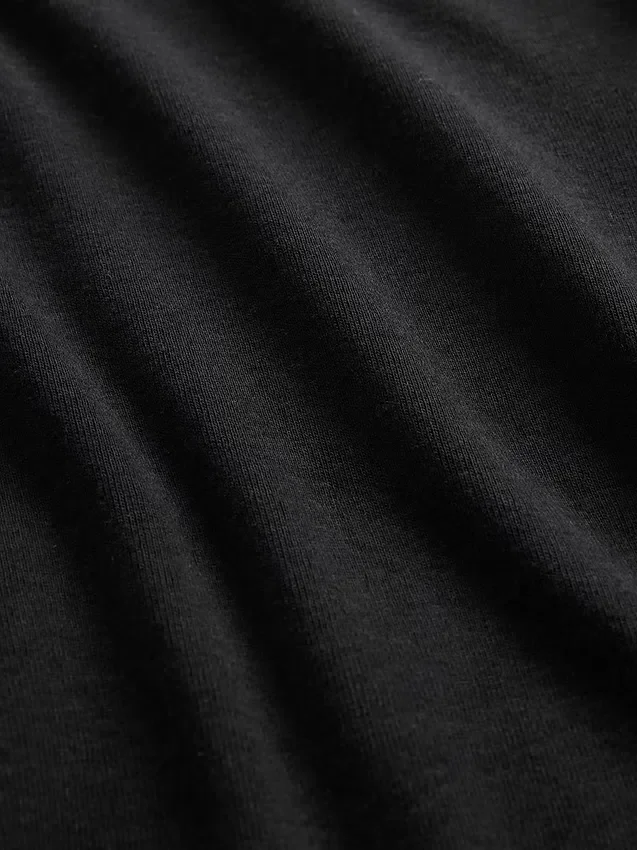 Camiseta moderna con cuello barco
