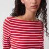 Camiseta moderna con cuello barco