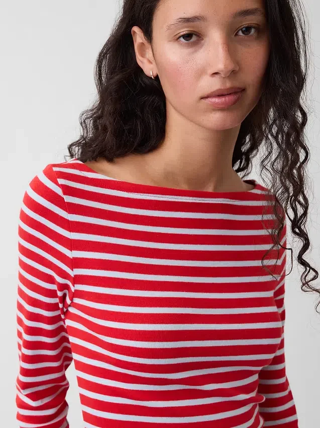 Camiseta moderna con cuello barco