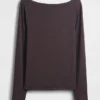 Camiseta moderna con cuello barco