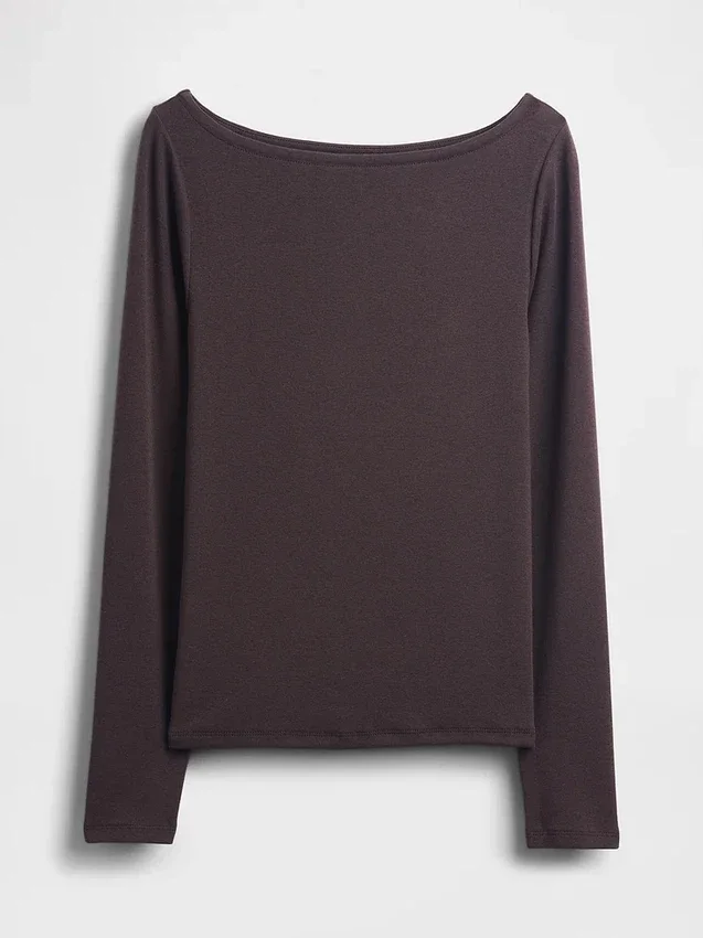 Camiseta moderna con cuello barco