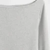 Camiseta moderna con cuello barco
