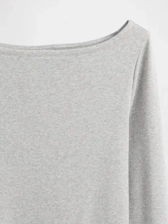Camiseta moderna con cuello barco
