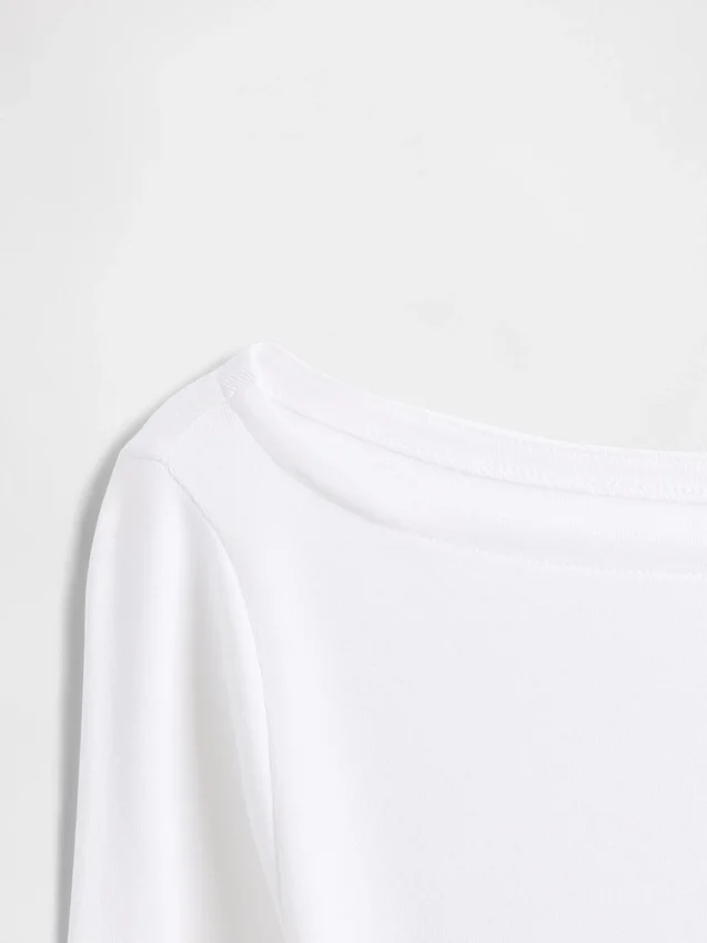 Camiseta moderna con cuello barco
