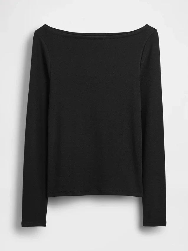 Camiseta moderna con cuello barco