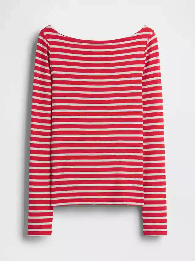 Camiseta moderna con cuello barco