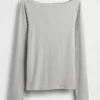 Camiseta moderna con cuello barco