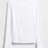 Camiseta moderna con cuello barco