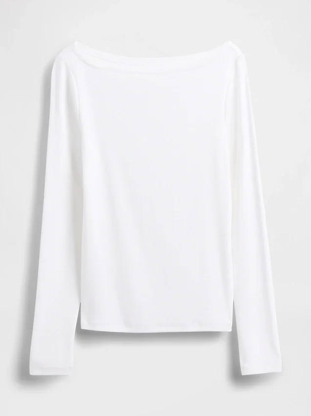 Camiseta moderna con cuello barco