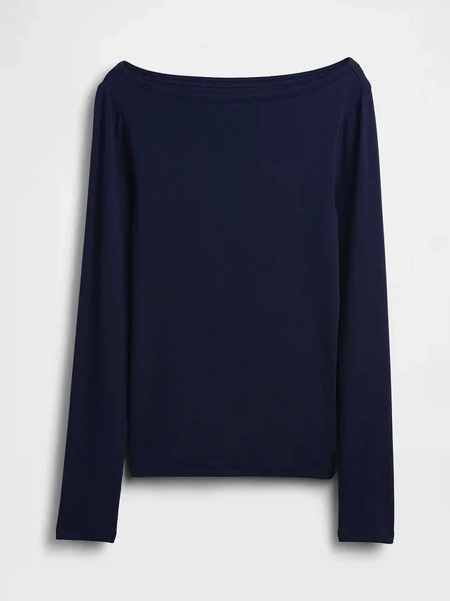 Camiseta moderna con cuello barco