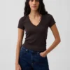 Camiseta moderna con cuello en V