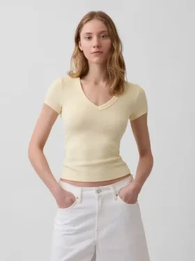 Camiseta moderna con cuello en V