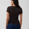 Camiseta moderna con cuello en V