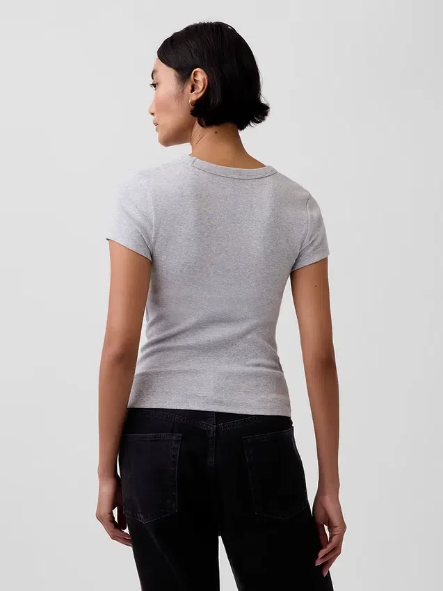 Camiseta moderna con cuello en V