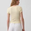 Camiseta moderna con cuello en V
