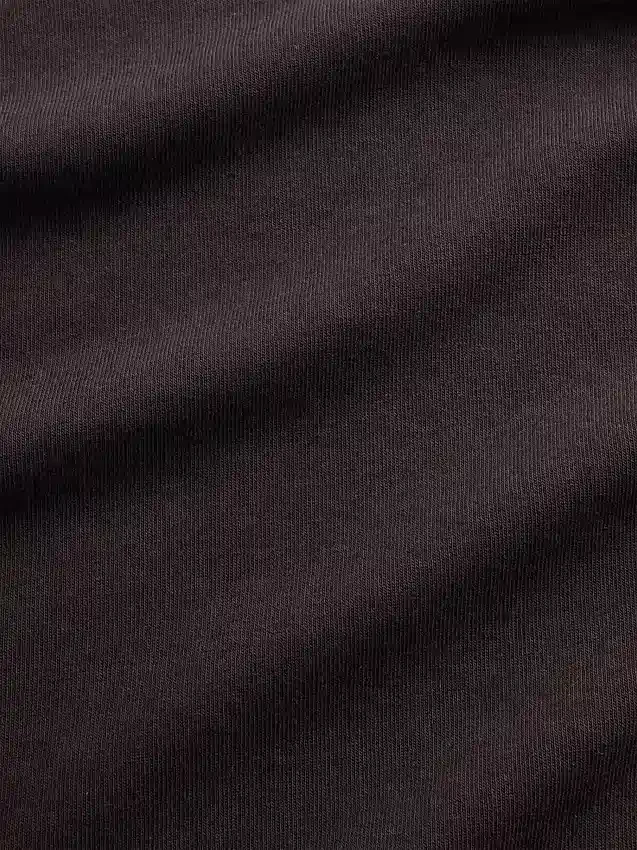 Camiseta moderna con cuello en V
