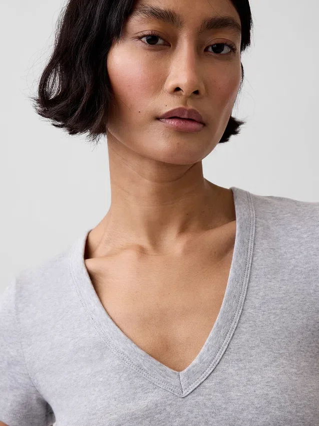 Camiseta moderna con cuello en V