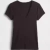 Camiseta moderna con cuello en V