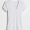 Camiseta moderna con cuello en V