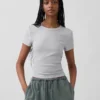 Camiseta moderna de cuello redondo