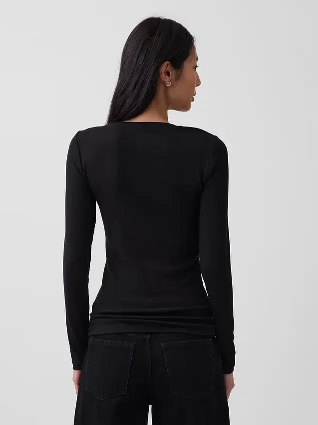 Camiseta moderna de cuello redondo