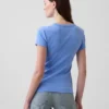 Camiseta moderna de cuello redondo