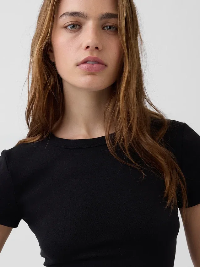 Camiseta moderna de cuello redondo