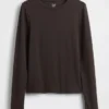 Camiseta moderna de cuello redondo