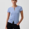 Camiseta moderna de cuello redondo con botones y tejido acanalado