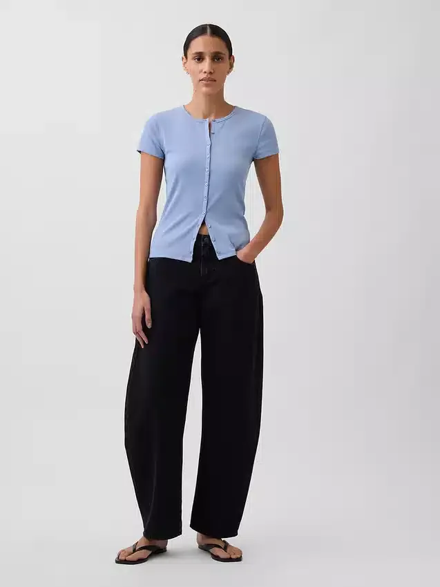 Camiseta moderna de cuello redondo con botones y tejido acanalado
