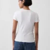 Camiseta moderna de cuello redondo con botones y tejido acanalado