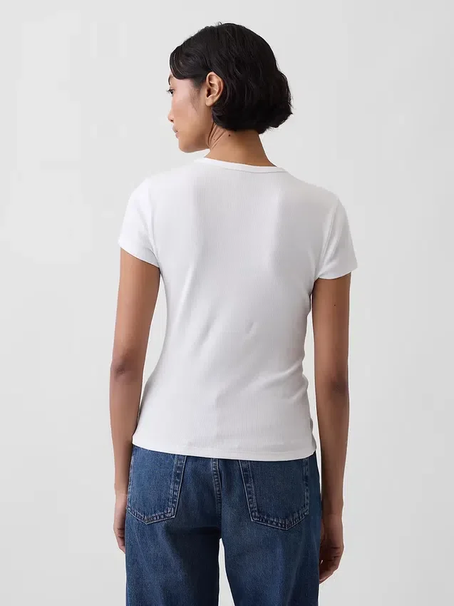Camiseta moderna de cuello redondo con botones y tejido acanalado