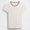 Camiseta moderna de cuello redondo con botones y tejido acanalado