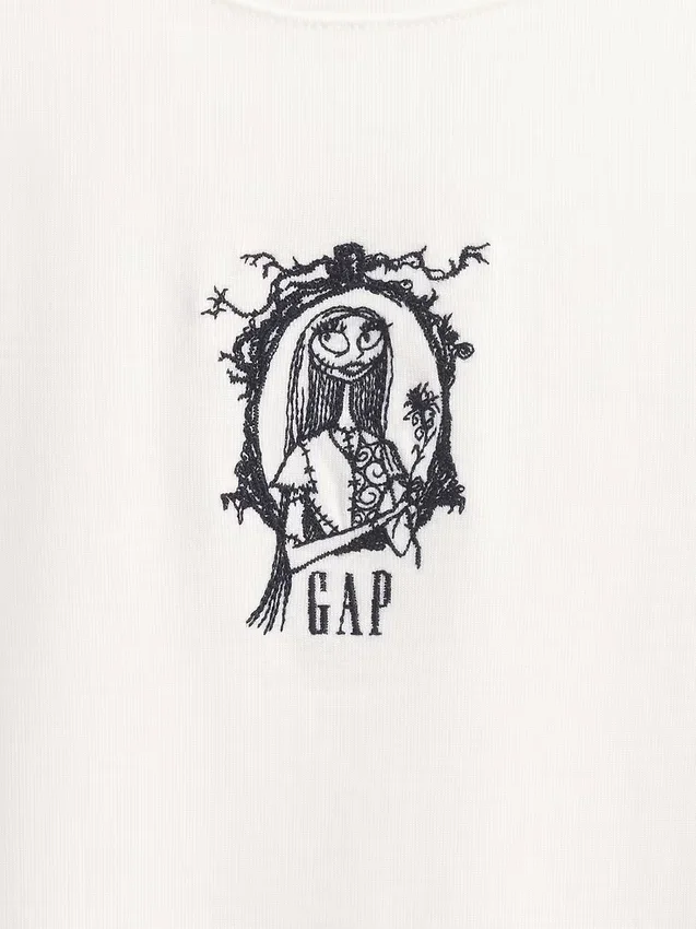 Camiseta moderna entallada «La pesadilla antes de Navidad» de Tim Burton, de GAP × Disney