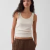 Camiseta sin mangas con cuello redondeado acanalado