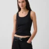 Camiseta sin mangas con cuello redondeado acanalado